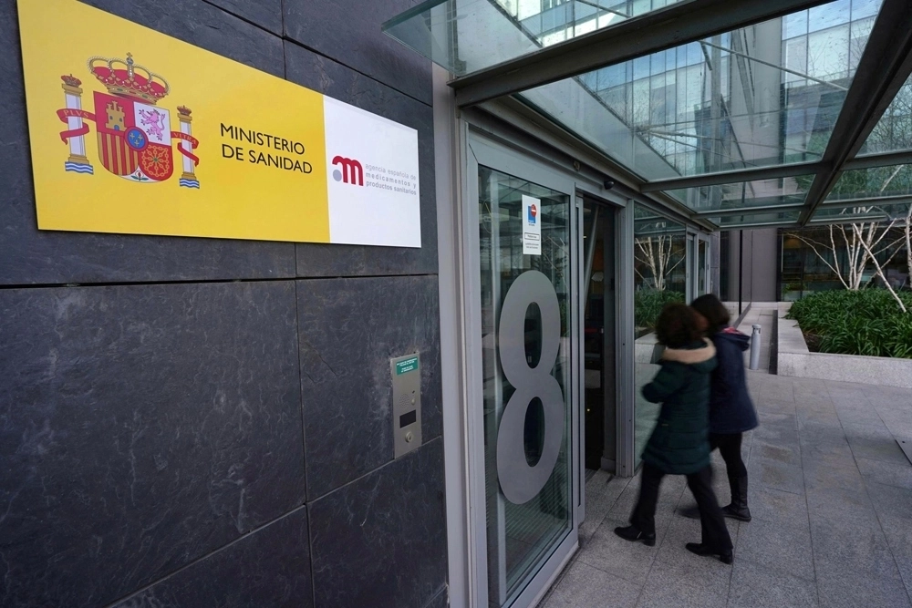 Perro y gato junto a material veterinario y medicamentos sin marca