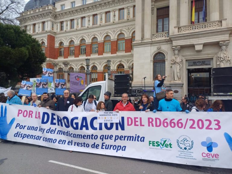 Veterinarios y propietarios de mascotas participan en la manifestación convocada en Barcelona contra el RD 666/2023