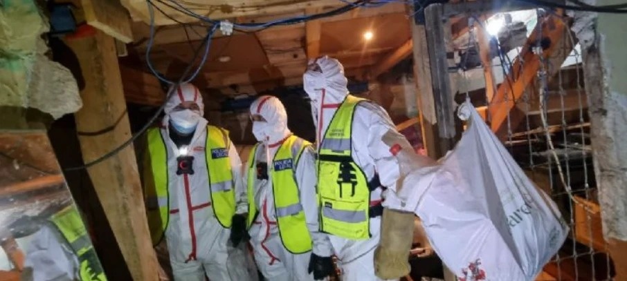 Agentes con trajes de protección en el interior de una vivienda de Tarazona durante la intervención